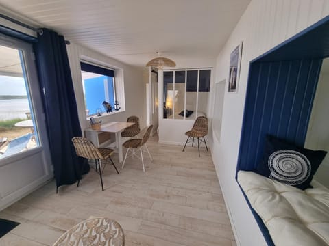 Petite maison avec jardin face mer House in Normandy