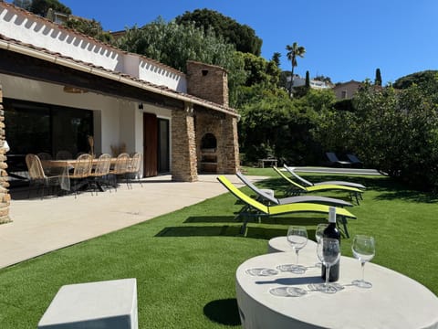 Property building, Patio, Spring, Day, Natural landscape, Garden, Living room, Seating area, Garden view, sunbed