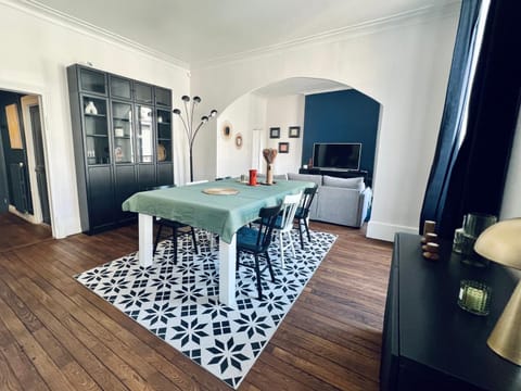 TV and multimedia, Living room, Seating area, Dining area
