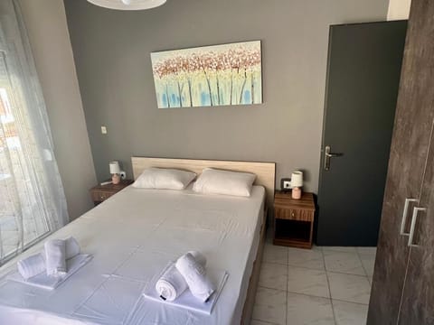 Bed, Photo of the whole room, Bedroom, towels