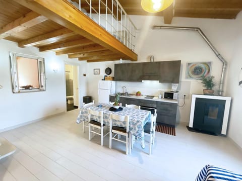 Kitchen or kitchenette, Living room, Seating area, Dining area, minibar, pet friendly, stove