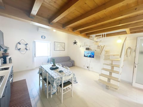 TV and multimedia, Kitchen or kitchenette, Living room, Seating area, Dining area