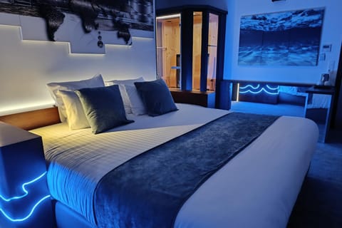 Bed, Photo of the whole room, Decorative detail