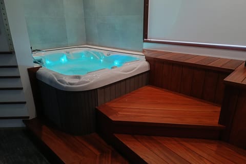 Hot Tub, Decorative detail