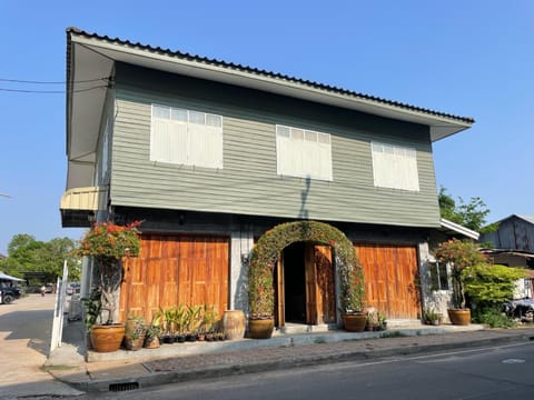 Property building, Day, Street view