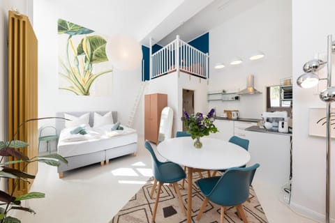 Bed, Living room, Photo of the whole room, Seating area, Dining area, Bedroom, kitchen