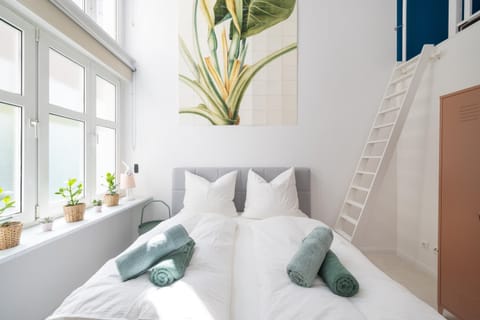 Bed, Bedroom, towels
