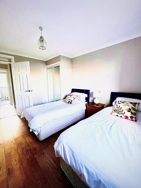 3 Bedroom harbourside apartment, Queensferry, 10 miles from Edinburgh Apartment in Scotland