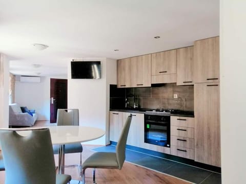 TV and multimedia, Kitchen or kitchenette, Seating area, Dining area, stove