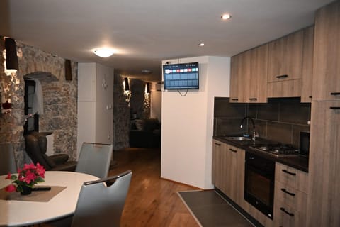 Kitchen or kitchenette, Photo of the whole room, Dining area, stove, kitchen