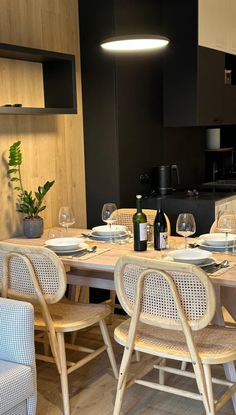 Kitchen or kitchenette, Living room, Seating area, Dining area