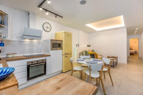 Kitchen or kitchenette, Dining area, minibar, oven, pet friendly, stove