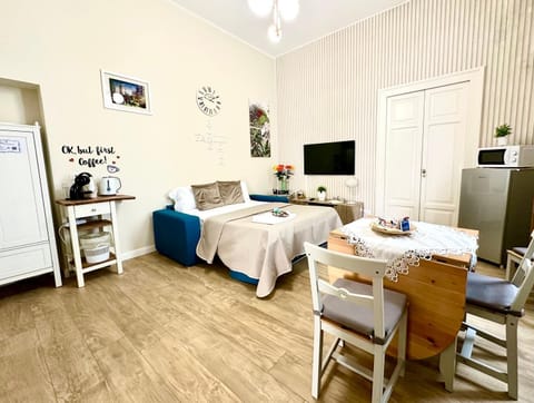 Bed, TV and multimedia, Coffee/tea facilities, Bedroom, microwave, oven, air conditioner