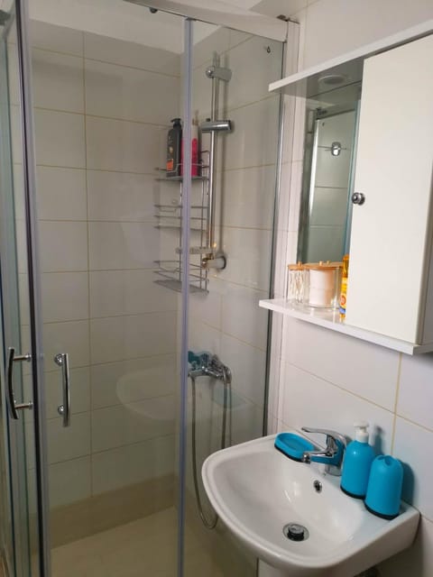 Shower, Toilet, Bathroom, hair dryier, towels, towels