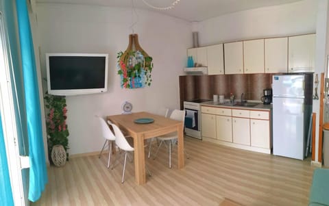 TV and multimedia, Kitchen or kitchenette, Dining area, oven, stove
