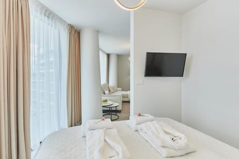 Bed, TV and multimedia, Photo of the whole room, Bedroom, towels