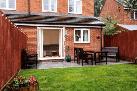 Property building, Patio, Spring, Day, Garden, Balcony/Terrace, Dining area, Garden view