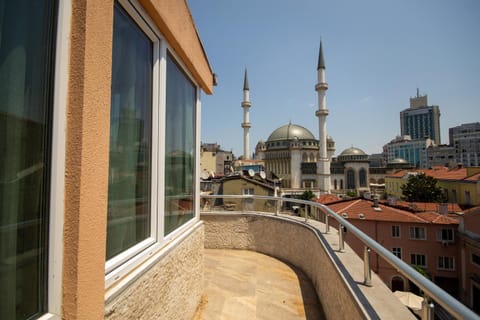 View (from property/room), Balcony/Terrace, City view, Landmark view