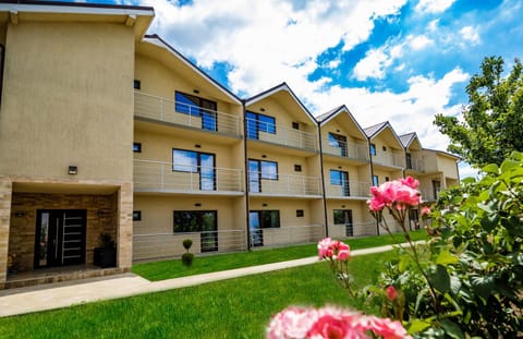 Property building, Day, Garden, Garden view