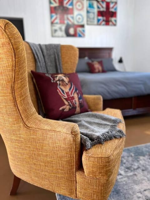 Bed, Seating area