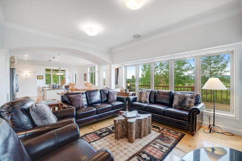 Fun with Family! Mtn-View Gem with Deck in Driggs House in Driggs