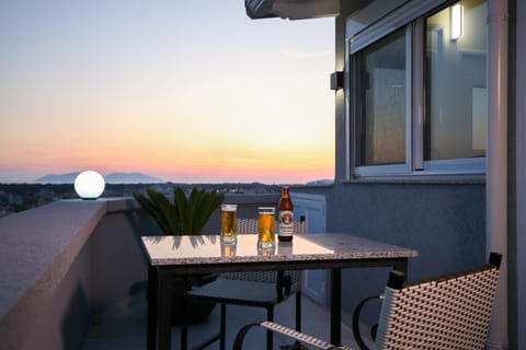 Day, Natural landscape, View (from property/room), Balcony/Terrace, Dining area, Sea view, Drinks, Sunrise