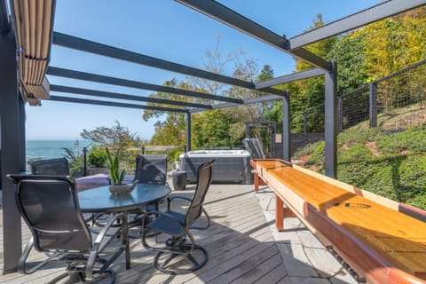 Eagle's Landing - Main House & Studio House in Gualala