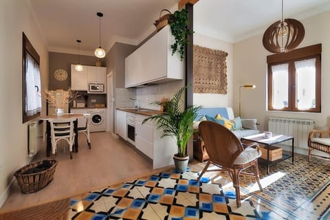 Kitchen or kitchenette, Living room, Seating area, Dining area