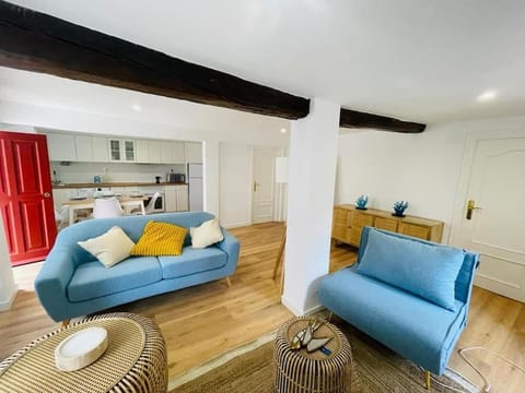 Kitchen or kitchenette, Living room, Seating area, Dining area