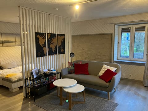 Photo of the whole room, Seating area