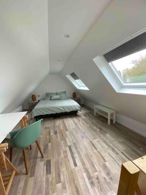 Photo of the whole room, Bedroom