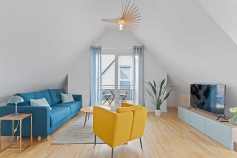 TV and multimedia, Balcony/Terrace, Living room, Seating area, Evening entertainment