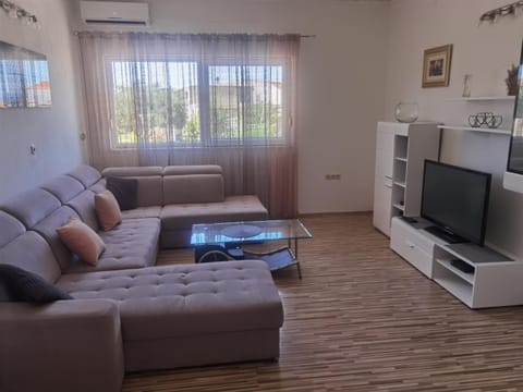 Communal lounge/ TV room, TV and multimedia, Living room, Seating area, Evening entertainment, air conditioner