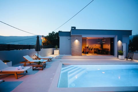 Swimming pool, sunbed