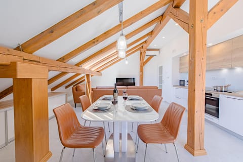 Kitchen or kitchenette, Living room, Seating area, Dining area, minibar, pet friendly