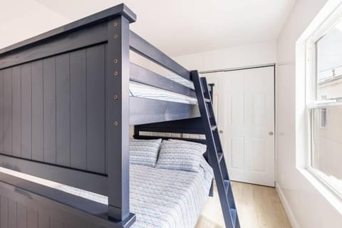 Beach Home W AC- 5 BR - Free Parking - EV Charge House in Mission Beach