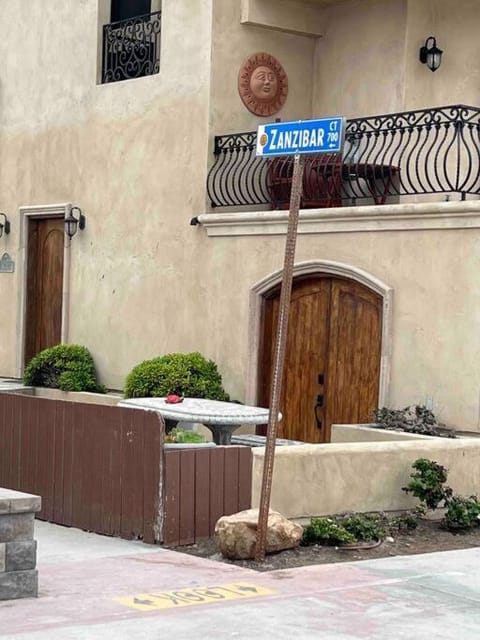 Beach Home W AC- 5 BR - Free Parking - EV Charge House in Mission Beach