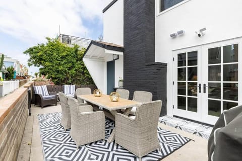 Beach Home W AC- 5 BR - Free Parking - EV Charge House in Mission Beach