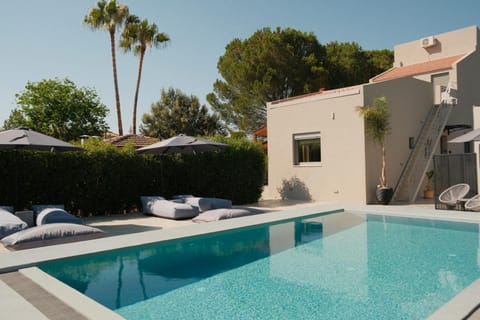 Property building, Patio, Day, Pool view, Swimming pool, sunbed
