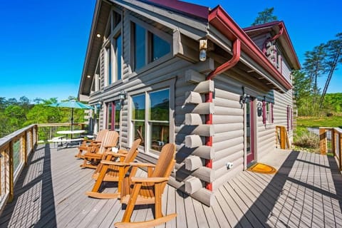 Good Times 2 - Family Lodge-Fire Pit, Theater, Hot Tub & Pool Table House in Sevierville