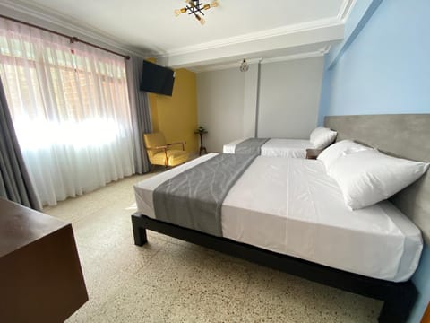 Bed, TV and multimedia, Photo of the whole room, Bedroom