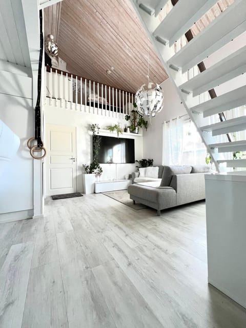 Hopea Villa, Vuokatin ytimessä sisältyy Sauna, ilmainen pysäköinti, Wi-Fi, 55smartTV, omapiha, sopii perheille House in Finland