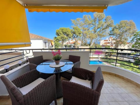 Balcony/Terrace, Dining area, Pool view