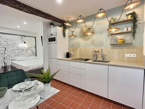 Coffee/tea facilities, Kitchen or kitchenette, Dining area, dishwasher, microwave, minibar, soundproof, stove, toaster, air conditioner, air conditioner