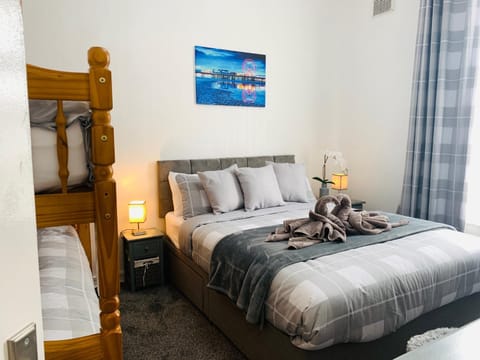 Shower, Bed, Bathroom, Photo of the whole room, Bedroom, bunk bed