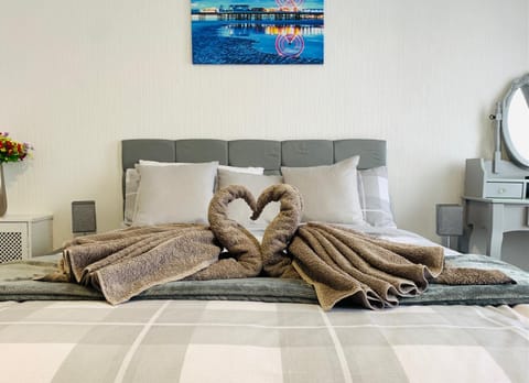 Bed, Living room, Photo of the whole room, Bedroom, heating, towels