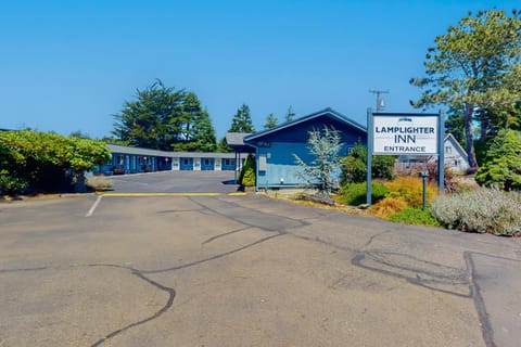 Lamplighter Inn - Tropical Fish Cove and Octopus Encounter House in Oregon