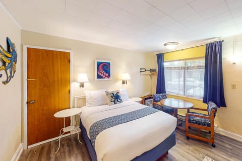 Lamplighter Inn - Tropical Fish Cove and Octopus Encounter House in Oregon