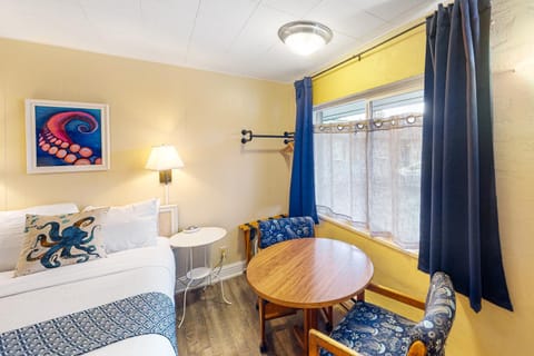 Lamplighter Inn - Tropical Fish Cove and Octopus Encounter House in Oregon