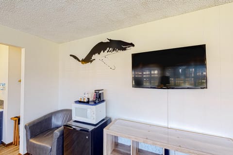 The Lamplighter Inn - Crab Shack and Whale Watching House in Oregon